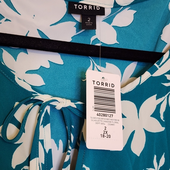 NWT Torrid Tea Length Studio Crepe de Chine Tie Neck Tiered Dress Size 2 - Picture 7 of 10